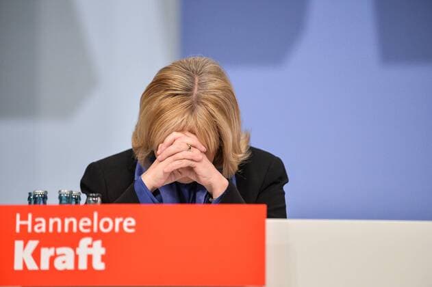 Außerordentlicher Landesparteitag und Landesdelegiertenkonferenz der NRWSPD Keine Gegenstimme. Keine Enthaltung. Ministerpräsidentin Hannelore Kraft erhält der der Delegiertenzahl 100 Prozent der Stimmen. bei der Landesdelegiertenkonferenz und Landesparteitag der NRW - SPD am 18.02.2017 in Düsseldorf. xAGx
