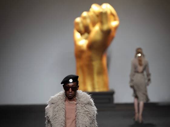 A model takes to the catwalk wearing a creation from the Fall Winter 2017 collection by Spanish designer Ana Locking on the second day of the Mercedes-Benz Fashion Week Madrid (MBFWM) held at the IFEMA Congress and Events center in Madrid, 18 February 2017. THE MBFWM runs from 16 to 21 February. MADRID FASHION WEEK !ACHTUNG: NUR REDAKTIONELLE NUTZUNG!  Copyright: xJJxGUILLENx GRA303 20170218-636230346220059690