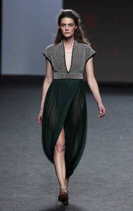 A model takes to the catwalk wearing a creation from the Fall Winter 2017 collection by Spanish designer Teresa Helbig during the Mercedes-Benz Fashion Week Madrid (MBFWM), in Madrid, Spain, 18 February 2017. The fall winter 2017 18 collections are presented from 16 to 21 February. Teresa Helbig - Runway - Mercedes-Benz Fashion Week Madrid F W 2017 18 !ACHTUNG: NUR REDAKTIONELLE NUTZUNG!  Copyright: xJJxGUILLENx GRA448 20170218-636230443614295623