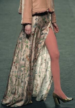 A model takes to the catwalk wearing a creation from the Fall Winter 2017 collection by Spanish designer Menchen Tomas during the Mercedes-Benz Fashion Week Madrid (MBFWM), in Madrid, Spain, 18 February 2017. The fall winter 2017 18 collections are presented from 16 to 21 February. Menchen Tomas - Runway - Mercedes-Benz Fashion Week Madrid F W 2017 18 !ACHTUNG: NUR REDAKTIONELLE NUTZUNG!  Copyright: xJJxGUILLENx GRA503 20170218-636230514233351770