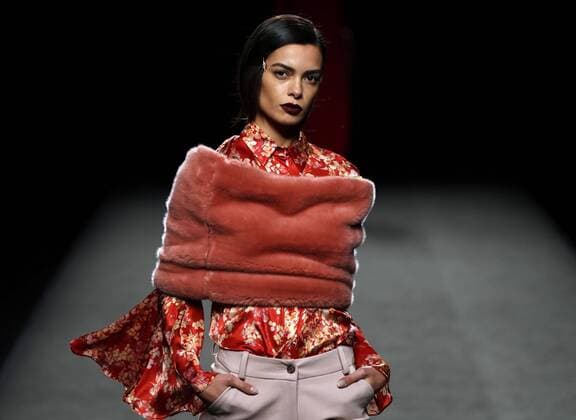 A model takes to the catwalk wearing a creation from the Fall Winter 2017 collection by Spanish designer Menchen Tomas during the Mercedes-Benz Fashion Week Madrid (MBFWM), in Madrid, Spain, 18 February 2017. The fall winter 2017 18 collections are presented from 16 to 21 February. Menchen Tomas - Runway - Mercedes-Benz Fashion Week Madrid F W 2017 18 !ACHTUNG: NUR REDAKTIONELLE NUTZUNG!  Copyright: xJJxGUILLENx GRA501 20170218-636230514262055402