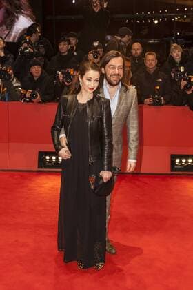 Regisseur Alain Gomis und seine Begleitung auf der Berlinale Preisverleihung am 18.02.2017 Regisseur Alain Gomis und seine Begleitung auf der Berlinale Preisverleihung am 18.02.2017