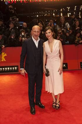 Aylin Tezel und Oliver Hirschbiegel auf der Berlinale Preisverleihung am 18.02.2017 Aylin Tezel und Oliver Hirschbiegel auf der Berlinale Preisverleihung am 18.02.2017