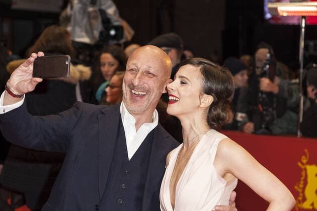 Aylin Tezel und Oliver Hirschbiegel machen ein Selfie auf der Berlinale Preisverleihung am 18.02.2017 Aylin Tezel und Oliver Hirschbiegel machen ein Selfie auf der Berlinale Preisverleihung am 18.02.2017