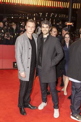 Oliver Masucci und Nik Xhelilaj auf der Berlinale Preisverleihung am 18.02.2017 Oliver Masucci und Nik Xhelilaj auf der Berlinale Preisverleihung am 18.02.2017