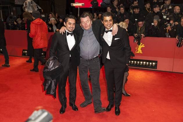 Aki Kaurismaki, Simon Hussein Al-Bazoon und Sherwan Haji auf der Berlinale Preisverleihung am 18.02.2017 Aki Kaurismaki, Simon Hussein Al-Bazoon und Sherwan Haji auf der Berlinale Preisverleihung am 18.02.2017