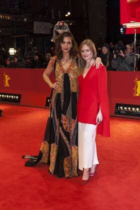 Julia Jentsch und Maggie Gyllenhaal auf der Berlinale Preisverleihung am 18.02.2017 Julia Jentsch und Maggie Gyllenhaal auf der Berlinale Preisverleihung am 18.02.2017