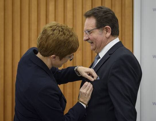 Ministerpräsidentin Anngret Kramp Karrenbauer verleiht am Samstag in der Staatskanzlei in Saarbrücken den saarländischen Verdienstorden für Bruno Proietti (v.li.) Orden18021701D.jpg