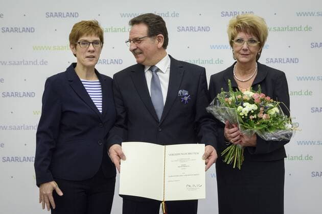 Ministerpräsidentin Anngret Kramp Karrenbauer verleiht am Samstag in der Staatskanzlei in Saarbrücken den saarländischen Verdienstorden für Bruno Proietti (v.li.) Rechts Proietti s Ehefrau Monique Orden18021701D.jpg