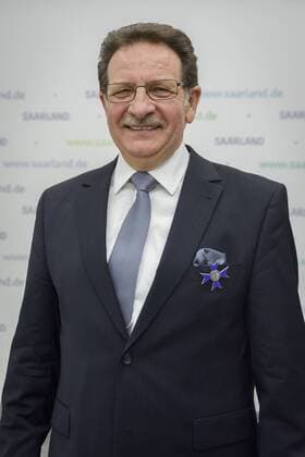 Ministerpräsidentin Anngret Kramp Karrenbauer verleiht am Samstag in der Staatskanzlei in Saarbrücken den saarländischen Verdienstorden für Bruno Proietti. Orden18021701D.jpg