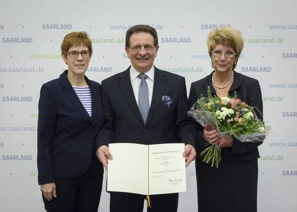 Ministerpräsidentin Anngret Kramp Karrenbauer verleiht am Samstag in der Staatskanzlei in Saarbrücken den saarländischen Verdienstorden für Bruno Proietti (v.li.) Rechts Proietti s Ehefrau Monique Orden18021701D.jpg