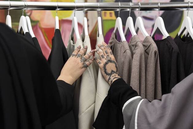 February 18, 2017 - London, UK - London, UK. Women with henna on their hands browse garments at the UK s first London Modest Fashion Week taking place this weekend at the Saatchi Gallery. The two day event sees 40 brands from across the world come together to showcase their collections for Muslim and other religious women. London UK  - ZUMAl94_ 20170218_zaf_l94_024 Copyright: xStephenxChungx