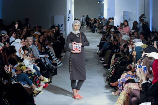 February 18, 2017 - London, UK - London, UK. A model presents a look by iiLa (London) at the UK s first London Modest Fashion Week taking place this weekend at the Saatchi Gallery. The two day event sees 40 brands from across the world come together to showcase their collections for Muslim and other religious women. London UK  - ZUMAl94_ 20170218_zaf_l94_025 Copyright: xStephenxChungx