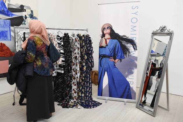 February 18, 2017 - London, UK - London, UK. A visitor browses garments at the UK s first London Modest Fashion Week taking place this weekend at the Saatchi Gallery. The two day event sees 40 brands from across the world come together to showcase their collections for Muslim and other religious women. London UK  - ZUMAl94_ 20170218_zaf_l94_026 Copyright: xStephenxChungx