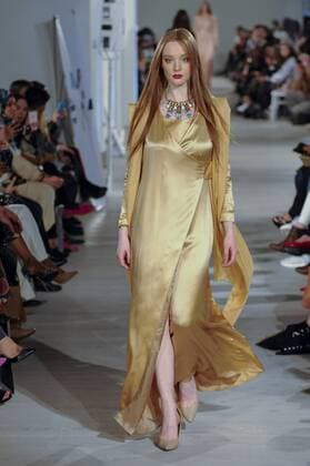 February 18, 2017 - London, UK - London, UK. A model presents a look by MODAPP (New York) at the UK s first London Modest Fashion Week taking place this weekend at the Saatchi Gallery. The two day event sees 40 brands from across the world come together to showcase their collections for Muslim and other religious women. London UK  - ZUMAl94_ 20170218_zaf_l94_053 Copyright: xStephenxChungx