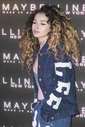 London, UK. 18 February 2017. Ella Eyre attends the Maybelline Bring on the Night party during London Fashion Week at Scotch of St James in Mason s Yard. Maybelline Bring on the Night party during London Fashion Week, London, UK 