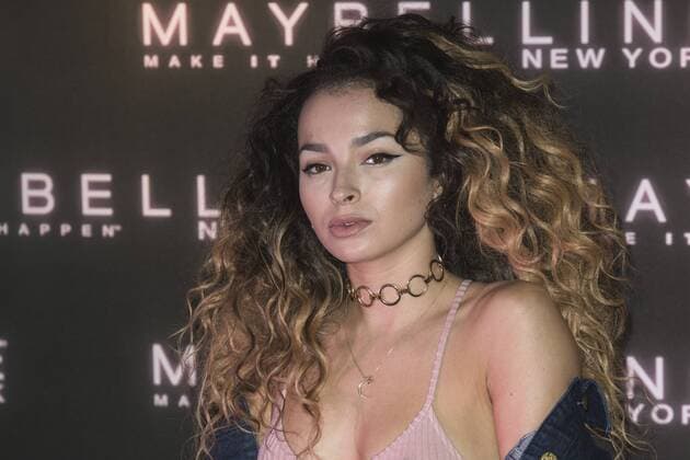 London, UK. 18 February 2017. Ella Eyre attends the Maybelline Bring on the Night party during London Fashion Week at Scotch of St James in Mason s Yard. Maybelline Bring on the Night party during London Fashion Week, London, UK 
