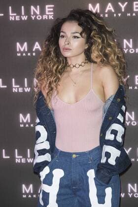 London, UK. 18 February 2017. Ella Eyre attends the Maybelline Bring on the Night party during London Fashion Week at Scotch of St James in Mason s Yard. Maybelline Bring on the Night party during London Fashion Week, London, UK 