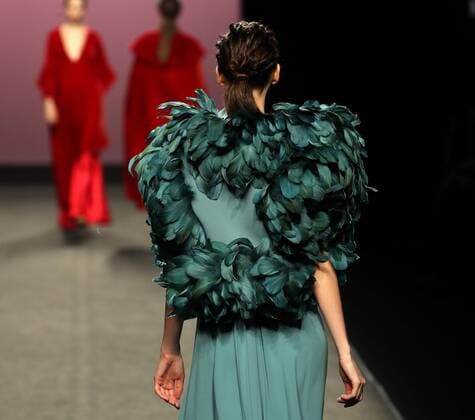 Bilder des Tages A model takes to the catwalk wearing a creation from the Fall Winter 2017 collection by Spanish designer Marcos Luengo on the third day of the Mercedes-Benz Fashion Week Madrid (MBFWM) held at the IFEMA Congress and Events center in Madrid, 19 February 2017. THE MBFWM runs from 16 to 21 February. MADRID FASHION WEEK !ACHTUNG: NUR REDAKTIONELLE NUTZUNG!  Copyright: xJJxGUILLENx GRA039 20170219-636231033207521426
