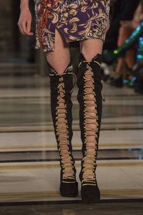 London, UK, 18 February 2017. A model walks the runway during the Ashley Isham show at Fashion Scout, London Fashion Week. Ashley Isham, Fashion Scout, London Fashion Week, London, UK 