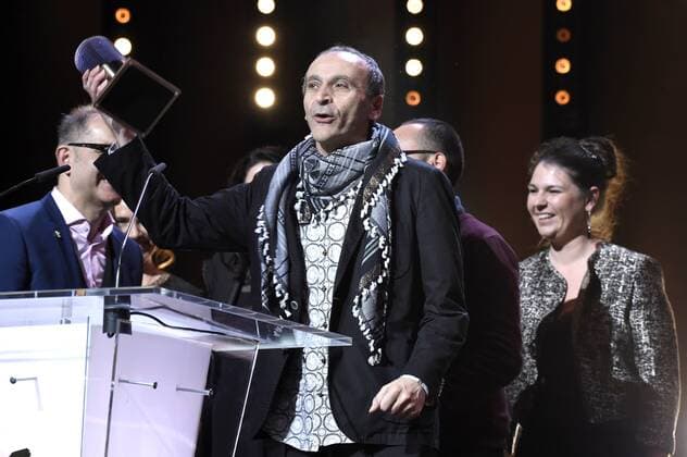 Raed Andoni mit dem Glashütte Orginal Dokumentarfilmpreis für Istiyad Ashbah Ghost Hunting während der Preisverleihung der Berlinale 2017 67. Internationale Filmfestspiele Berlin im Berlinale Palast. Berlin, 18.02.2017 Foto:xF.xKernx xFuturexImage
