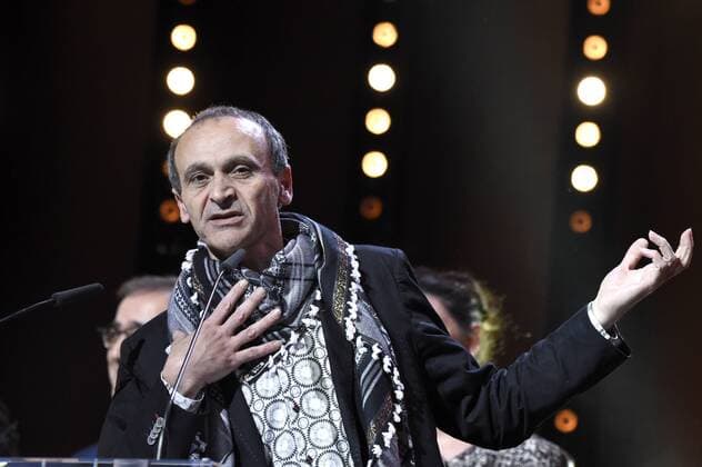 Raed Andoni mit dem Glashütte Orginal Dokumentarfilmpreis für Istiyad Ashbah Ghost Hunting während der Preisverleihung der Berlinale 2017 67. Internationale Filmfestspiele Berlin im Berlinale Palast. Berlin, 18.02.2017 Foto:xF.xKernx xFuturexImage