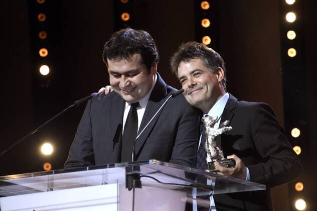 Gonzalo Maza und Sebastian Lelio mit dem Silbernen Bären für das beste Drehbuch für den Film Una mujer fantastica A Fantastic Woman während der Preisverleihung der Berlinale 2017 67. Internationale Filmfestspiele Berlin im Berlinale Palast. Berlin, 18.02.2017 Foto:xF.xKernx xFuturexImage
