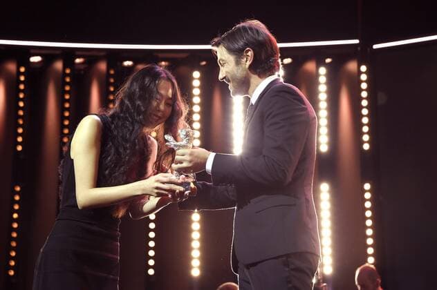 Kin Minhee mit dem Silbernen Bären als Beste Darstellerin in dem Film Bamui haebyun-eoseo honja On the Beach at Night Alone und Diego Luna während der Preisverleihung der Berlinale 2017 67. Internationale Filmfestspiele Berlin im Berlinale Palast. Berlin, 18.02.2017 Foto:xF.xKernx xFuturexImage