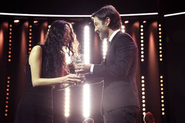 Kin Minhee mit dem Silbernen Bären als Beste Darstellerin in dem Film Bamui haebyun-eoseo honja On the Beach at Night Alone und Diego Luna während der Preisverleihung der Berlinale 2017 67. Internationale Filmfestspiele Berlin im Berlinale Palast. Berlin, 18.02.2017 Foto:xF.xKernx xFuturexImage