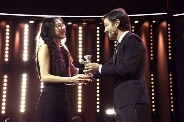 Kin Minhee mit dem Silbernen Bären als Beste Darstellerin in dem Film Bamui haebyun-eoseo honja On the Beach at Night Alone und Diego Luna während der Preisverleihung der Berlinale 2017 67. Internationale Filmfestspiele Berlin im Berlinale Palast. Berlin, 18.02.2017 Foto:xF.xKernx xFuturexImage