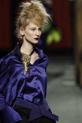 A model takes to the catwalk wearing a creation from the Fall Winter 2017 collection by Spanish designer Ulises Merida on the third day of the Mercedes-Benz Fashion Week Madrid (MBFWM) held at the IFEMA Congress and Events center in Madrid, 19 February 2017. THE MBFWM runs from 16 to 21 February. MADRID FASHION WEEK !ACHTUNG: NUR REDAKTIONELLE NUTZUNG!  Copyright: xZipix GRA217 20170219-636231136805587934