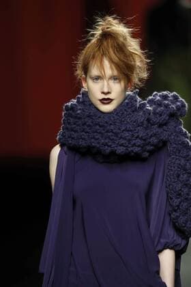 A model takes to the catwalk wearing a creation from the Fall Winter 2017 collection by Spanish designer Ulises Merida on the third day of the Mercedes-Benz Fashion Week Madrid (MBFWM) held at the IFEMA Congress and Events center in Madrid, 19 February 2017. THE MBFWM runs from 16 to 21 February. MADRID FASHION WEEK !ACHTUNG: NUR REDAKTIONELLE NUTZUNG!  Copyright: xZipix GRA217 20170219-636231136923990416