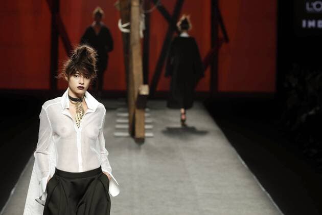 A model takes to the catwalk wearing a creation from the Fall Winter 2017 collection by Spanish designer Ulises Merida on the third day of the Mercedes-Benz Fashion Week Madrid (MBFWM) held at the IFEMA Congress and Events center in Madrid, 19 February 2017. THE MBFWM runs from 16 to 21 February. MADRID FASHION WEEK !ACHTUNG: NUR REDAKTIONELLE NUTZUNG!  Copyright: xZipix GRA217 20170219-636231136876879020