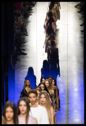 London Fashion Week - Topshop Unique Modenschau . 19 02 2017. London, United Kingdom. Models reflected in a mirror at the finale of the Topshop Unique show on day three of London Fashion Week for Autumn Winter 2017.  xStephenxLockx xi-Imagesx IIM-14434-0022