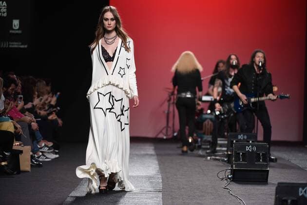 Madrid Fashion Week - Juana Martin Modenschau Juana Martin Modenschau mit der Band Medina Azahara en la Mercedes Benz Fashion Week Madrid 2017. 588 DiegoxPuerta Cordon Press Juana Martin fashion show at Mercedes Benz Fashion Week Madrid 2017. Cordon Press  DiegoxPuerta