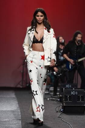 Madrid Fashion Week - Juana Martin Modenschau Juana Martin Modenschau mit der Band Medina Azahara en la Mercedes Benz Fashion Week Madrid 2017. 588 DiegoxPuerta Cordon Press Juana Martin fashion show at Mercedes Benz Fashion Week Madrid 2017. Cordon Press  DiegoxPuerta
