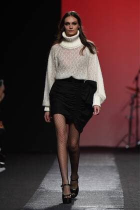 Madrid Fashion Week - Juana Martin Modenschau Juana Martin Modenschau mit der Band Medina Azahara en la Mercedes Benz Fashion Week Madrid 2017. 588 DiegoxPuerta Cordon Press Juana Martin fashion show at Mercedes Benz Fashion Week Madrid 2017. Cordon Press  DiegoxPuerta