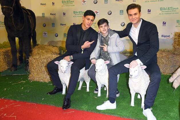 Emilio Sakraya Moutaoukkil mit Bruder Ilyes Moutaoukkil, Louis Held Weltpremiere des Kinofilms Bibi & Tina - Tohuwabohu Total (Bibi und Tina 4) im Kino in der Kulturbrauerei in Berlin am 19.02.2017