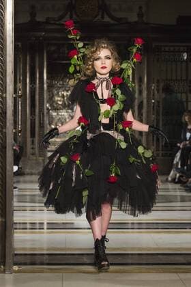 London Fashion Week - Pam Hogg Modenschau London, UK, 19 February 2017. Ellie Rae Winstone modelling for Pam Hogg. A model walks the runway during the Pam Hogg show at Fashion Scout, London Fashion Week. Pam Hogg, Fashion Scout, London Fashion Week, London, UK 