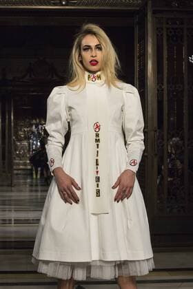 London Fashion Week - Pam Hogg Modenschau London, UK, 19 February 2017. A model walks the runway during the Pam Hogg show at Fashion Scout, London Fashion Week. Pam Hogg, Fashion Scout, London Fashion Week, London, UK 