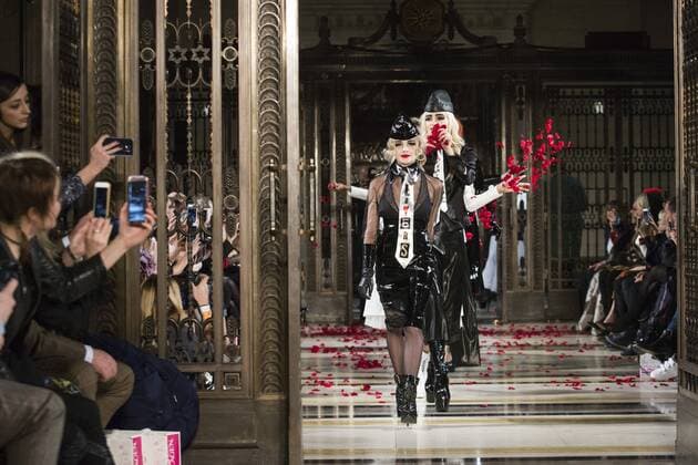 London Fashion Week - Pam Hogg Modenschau London, UK, 19 February 2017. A model walks the runway during the Pam Hogg show at Fashion Scout, London Fashion Week. Pam Hogg, Fashion Scout, London Fashion Week, London, UK 