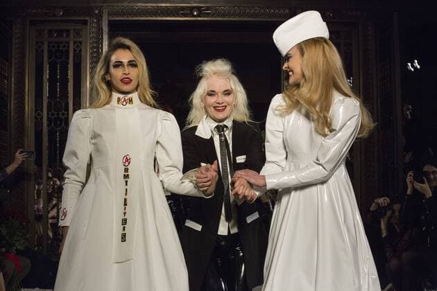 Bilder des Tages London Fashion Week - Pam Hogg Modenschau London, UK, 19 February 2017. Pictured: fashion designer Pam Hogg during the finale. A model walks the runway during the Pam Hogg show at Fashion Scout, London Fashion Week. Pam Hogg, Fashion Scout, London Fashion Week, London, UK 