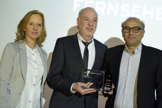 Patricia Schlesinger (Intendantin des rbb), Regisseur Phillippe van Leeuw und Schauspieler Chaadat während der Verleihung des Panorama Publikumspreises anlässlich der 67. Berlinale 67. Internationale Filmfestspiele Berlin