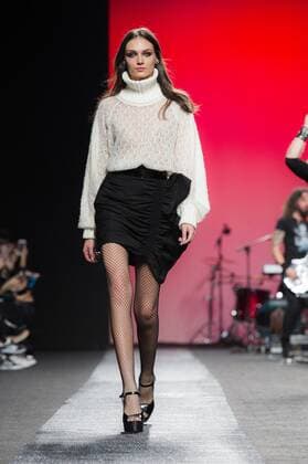 Model bei der Juana Martin Fashion Show mit Livemusik der Band Medina Azahara auf der Mercedes-Benz Fashion Week Madrid Autumn Winter 2017. Madrid, 19.02.2017 Juana Martin Model  Foto:xDyDxFotografosx xFuturexImage