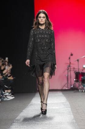 Model bei der Juana Martin Fashion Show mit Livemusik der Band Medina Azahara auf der Mercedes-Benz Fashion Week Madrid Autumn Winter 2017. Madrid, 19.02.2017 Juana Martin Model  Foto:xDyDxFotografosx xFuturexImage