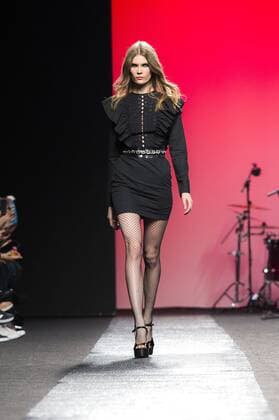 Model bei der Juana Martin Fashion Show mit Livemusik der Band Medina Azahara auf der Mercedes-Benz Fashion Week Madrid Autumn Winter 2017. Madrid, 19.02.2017 Juana Martin Model  Foto:xDyDxFotografosx xFuturexImage