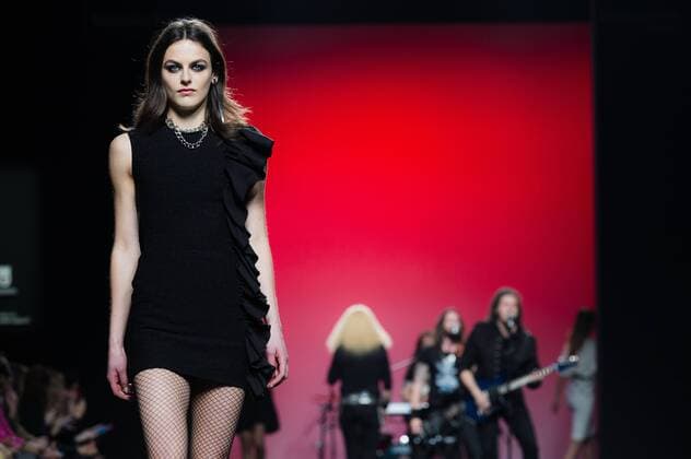 Model bei der Juana Martin Fashion Show mit Livemusik der Band Medina Azahara auf der Mercedes-Benz Fashion Week Madrid Autumn Winter 2017. Madrid, 19.02.2017 Juana Martin Model  Foto:xDyDxFotografosx xFuturexImage