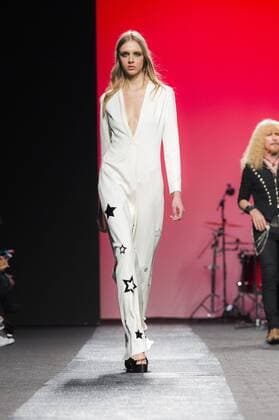 Model bei der Juana Martin Fashion Show mit Livemusik der Band Medina Azahara auf der Mercedes-Benz Fashion Week Madrid Autumn Winter 2017. Madrid, 19.02.2017 Juana Martin Model  Foto:xDyDxFotografosx xFuturexImage