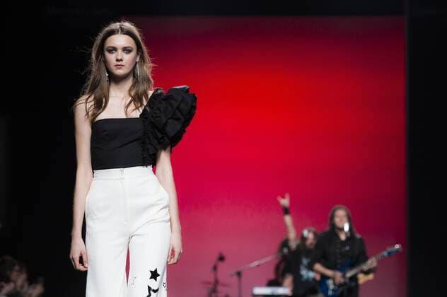 Model bei der Juana Martin Fashion Show mit Livemusik der Band Medina Azahara auf der Mercedes-Benz Fashion Week Madrid Autumn Winter 2017. Madrid, 19.02.2017 Juana Martin Model  Foto:xDyDxFotografosx xFuturexImage