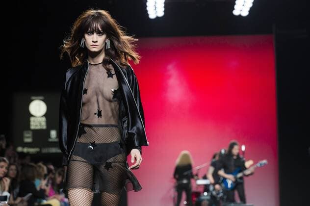 Model bei der Juana Martin Fashion Show mit Livemusik der Band Medina Azahara auf der Mercedes-Benz Fashion Week Madrid Autumn Winter 2017. Madrid, 19.02.2017 Juana Martin Model  Foto:xDyDxFotografosx xFuturexImage
